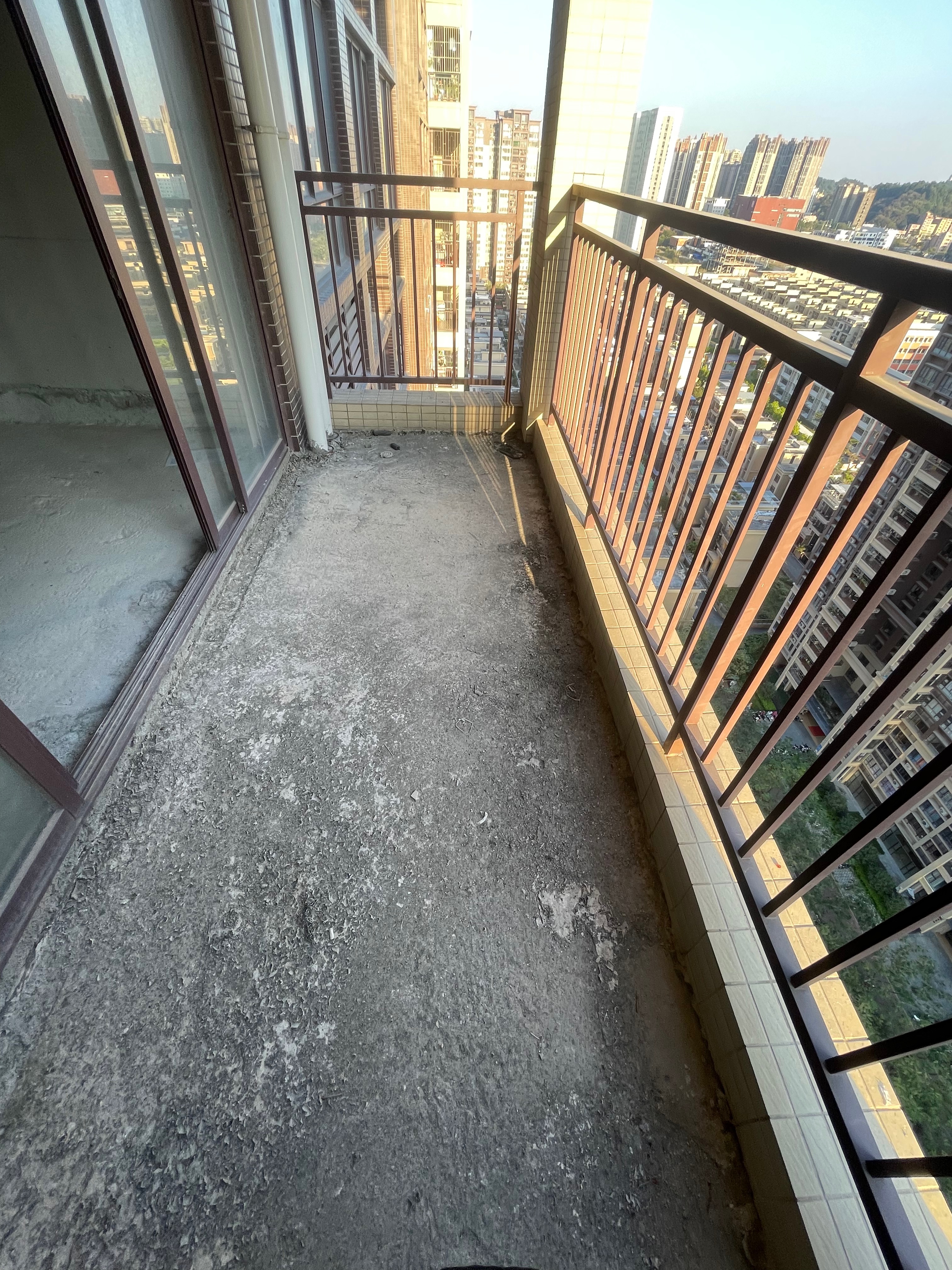 香格里南向 空间开阔 楼下有幼、小、中学校 中层靠花园位置安静