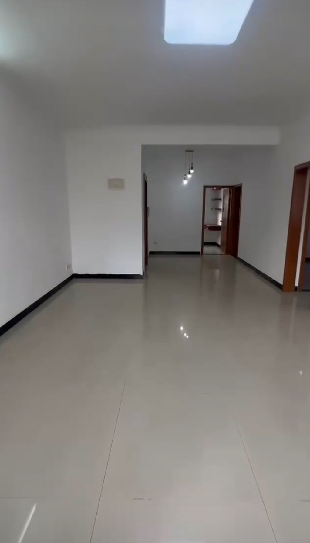 笋！河江民安市场旁，全新精装三房未住过，低楼层，一梯两户，采光明亮