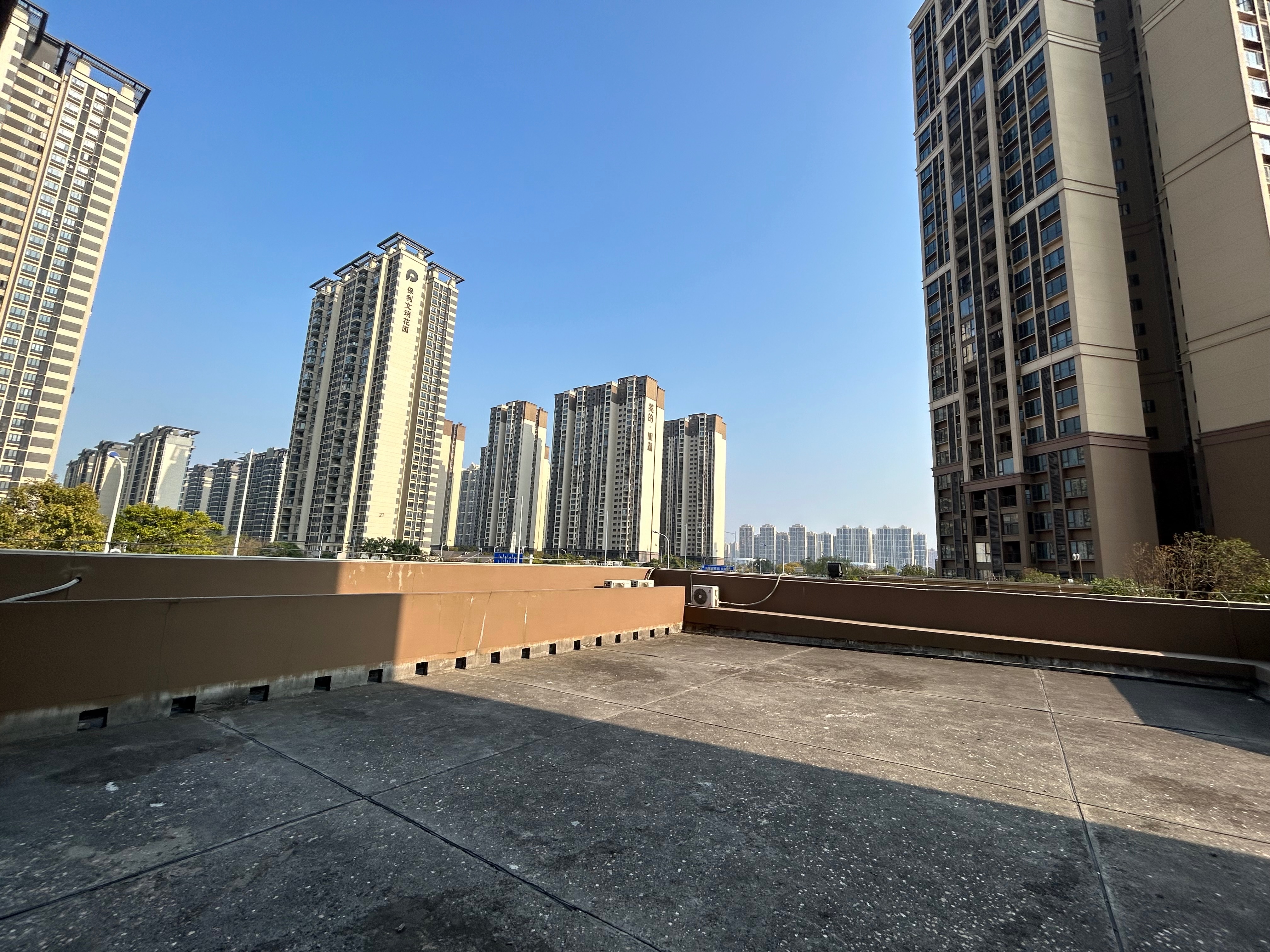 笋！带150方平台可搭棚，翡翠西江全新精装三房，双阳台未住过，现76万诚意出售