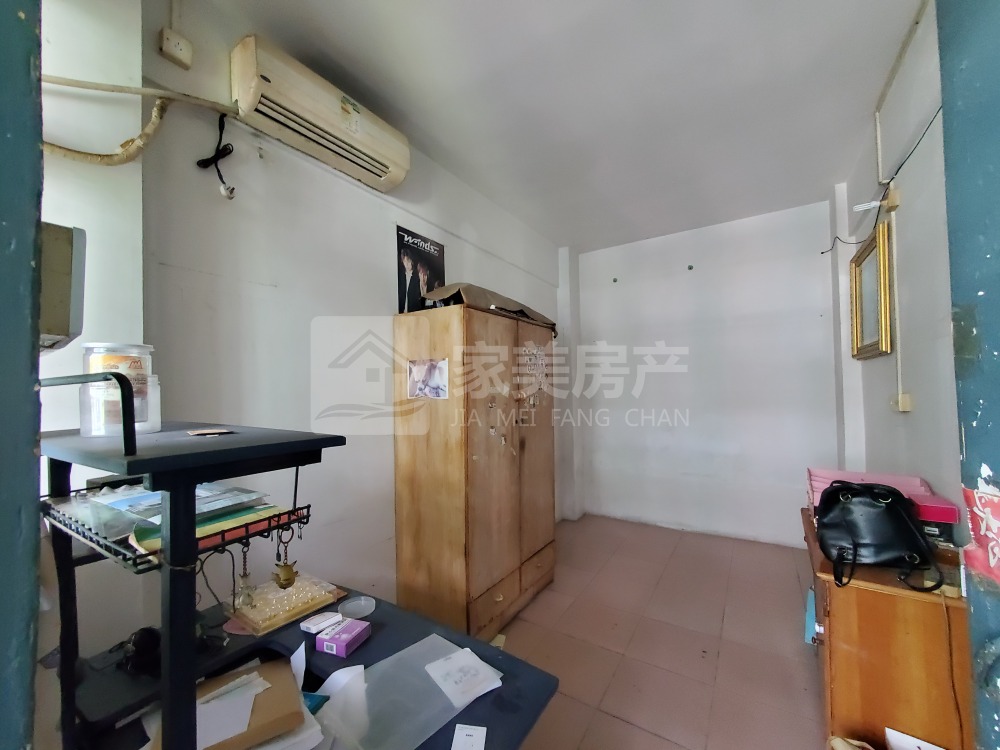 西苑小区，带杂物房出售，3室2厅1厨2卫1阳台，50万。