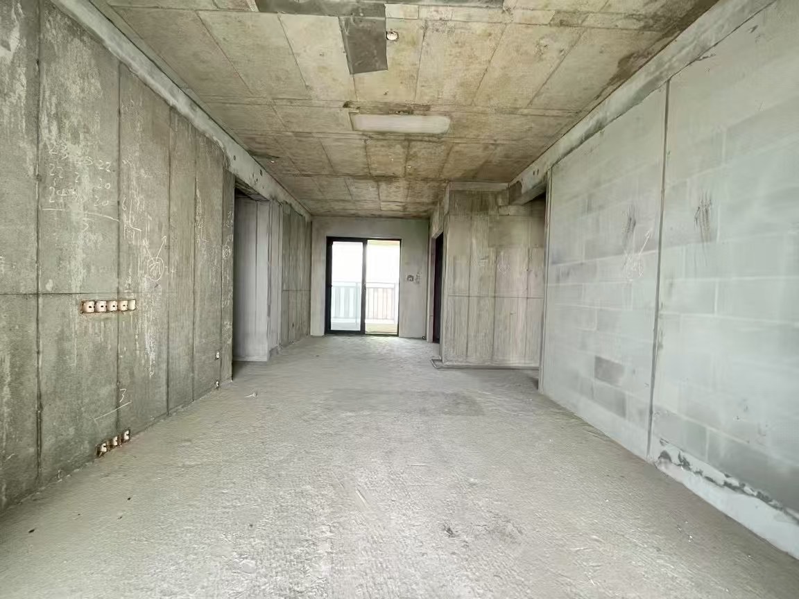 笋！明湖公园旁四房双阳台，秒杀价88万送产权车位，靓楼层，户型方正，采光好