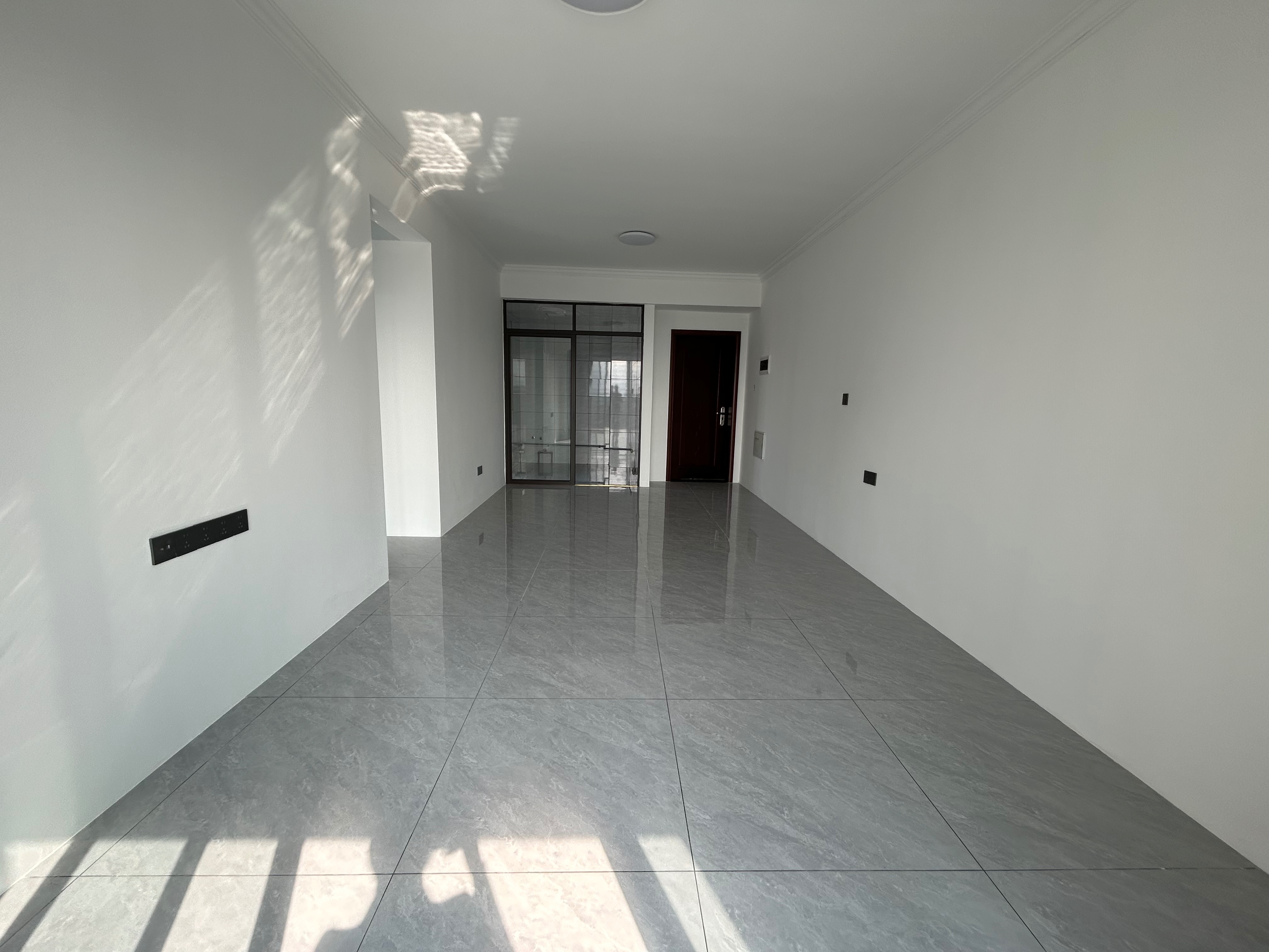 笋！瑞日天下全新精装三房未住过，现52万包过户，中间楼层，视野开阔，有赠送面积