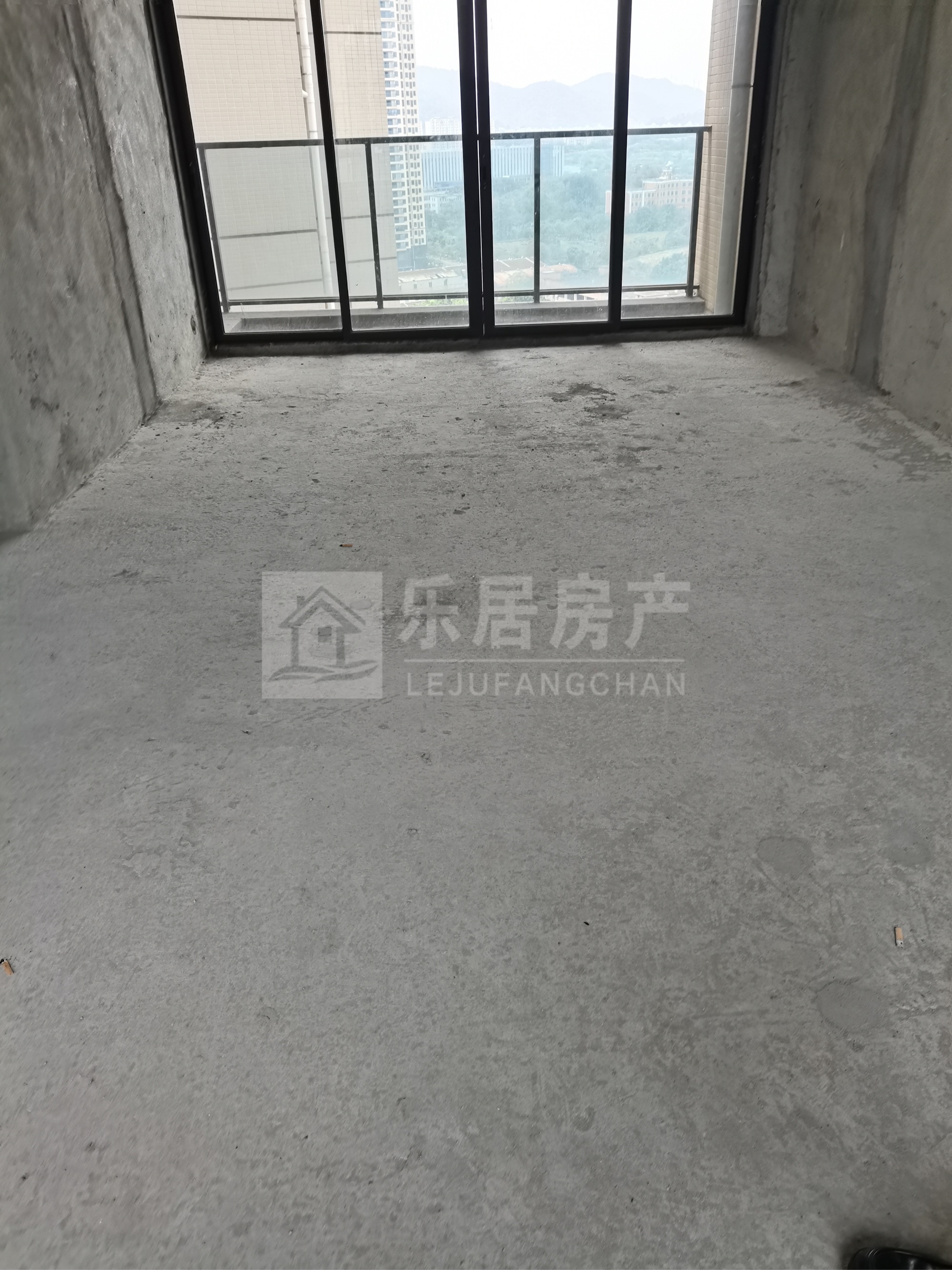 出售雅域 瑞日天下花园3室2厅2卫119平米61万住宅