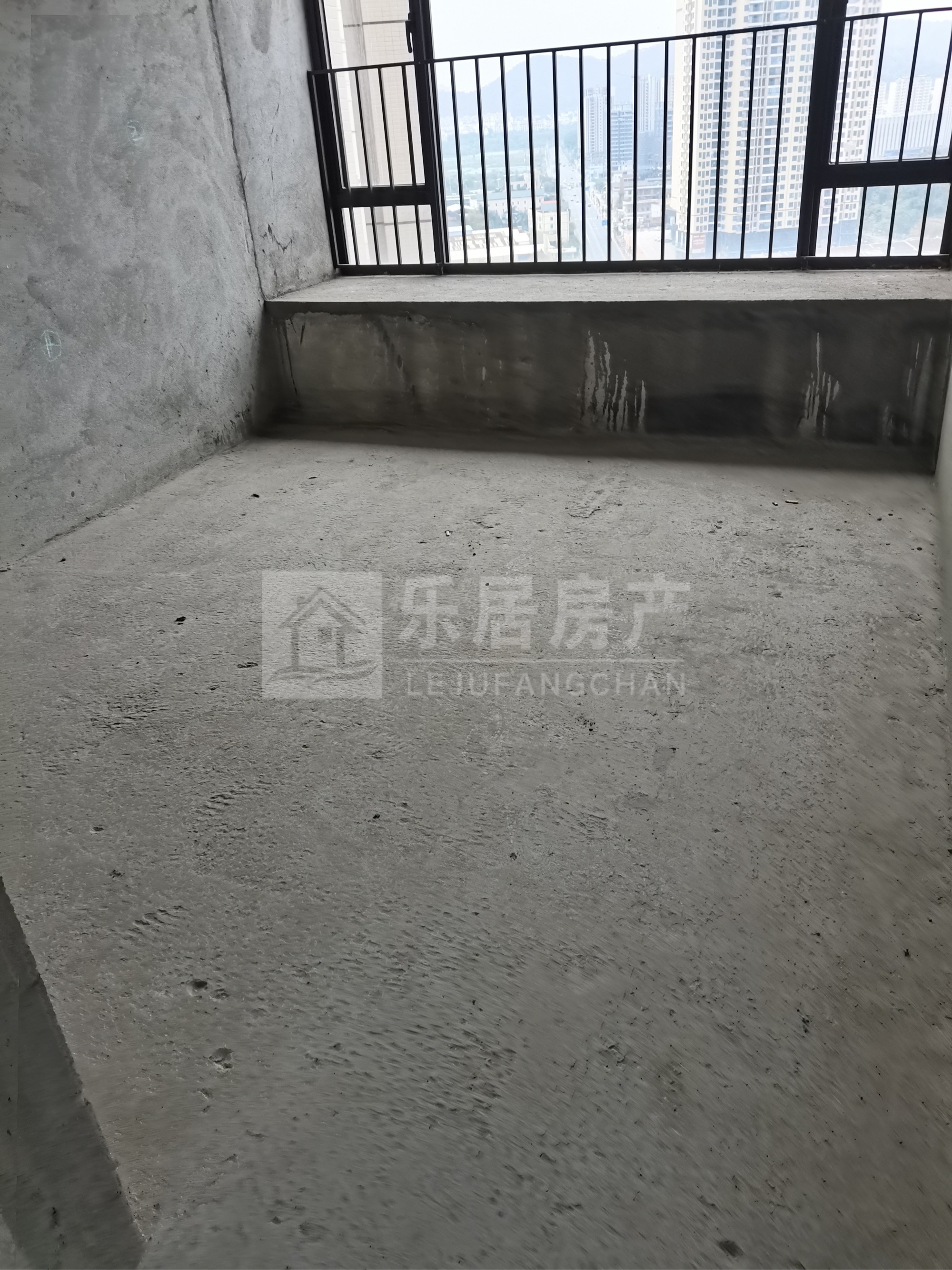 出售雅域 瑞日天下花园3室2厅2卫119平米61万住宅