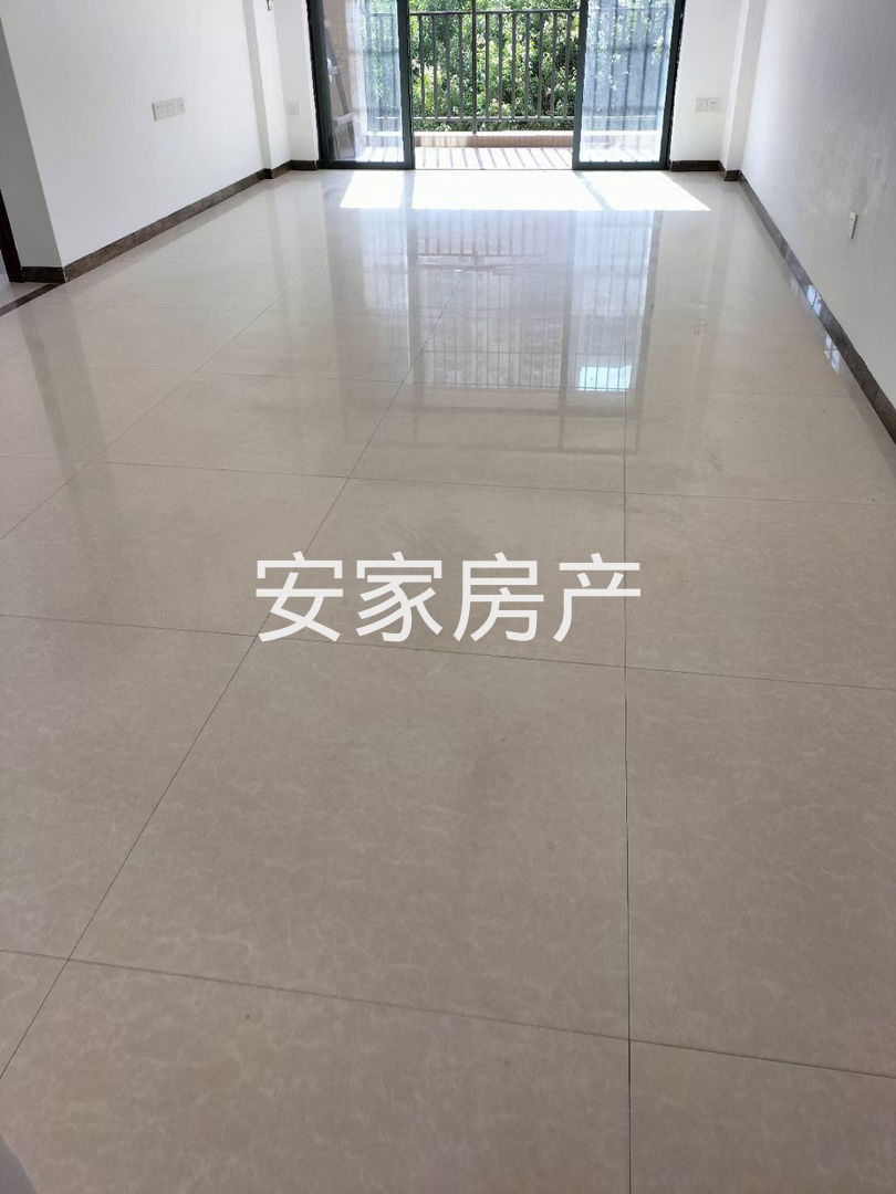 河江中心电梯房 配套成熟 楼龄新 装修未入住过 96方三房 55万包过户