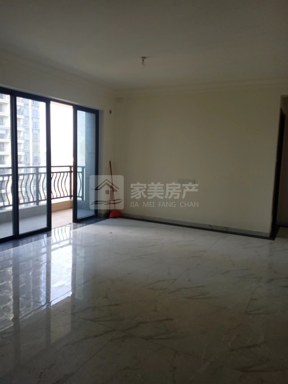 碧桂园 翡翠湾，电梯靓楼层，精装修大3房，户型实用，业主亏本出售！
