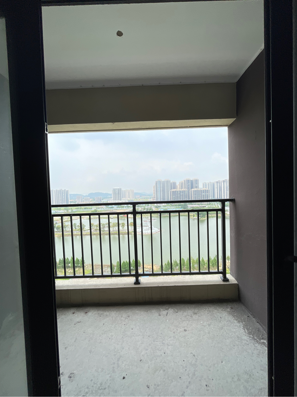 精品好房、阳台全看明湖公园 中高楼层 小区地理位置优越，交通便捷 总价低