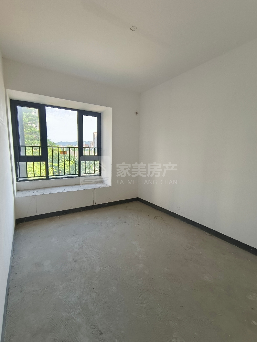 西江新城 美的明湖二期 毛坯 小区地理位置优越，交通便捷，仅售83万
