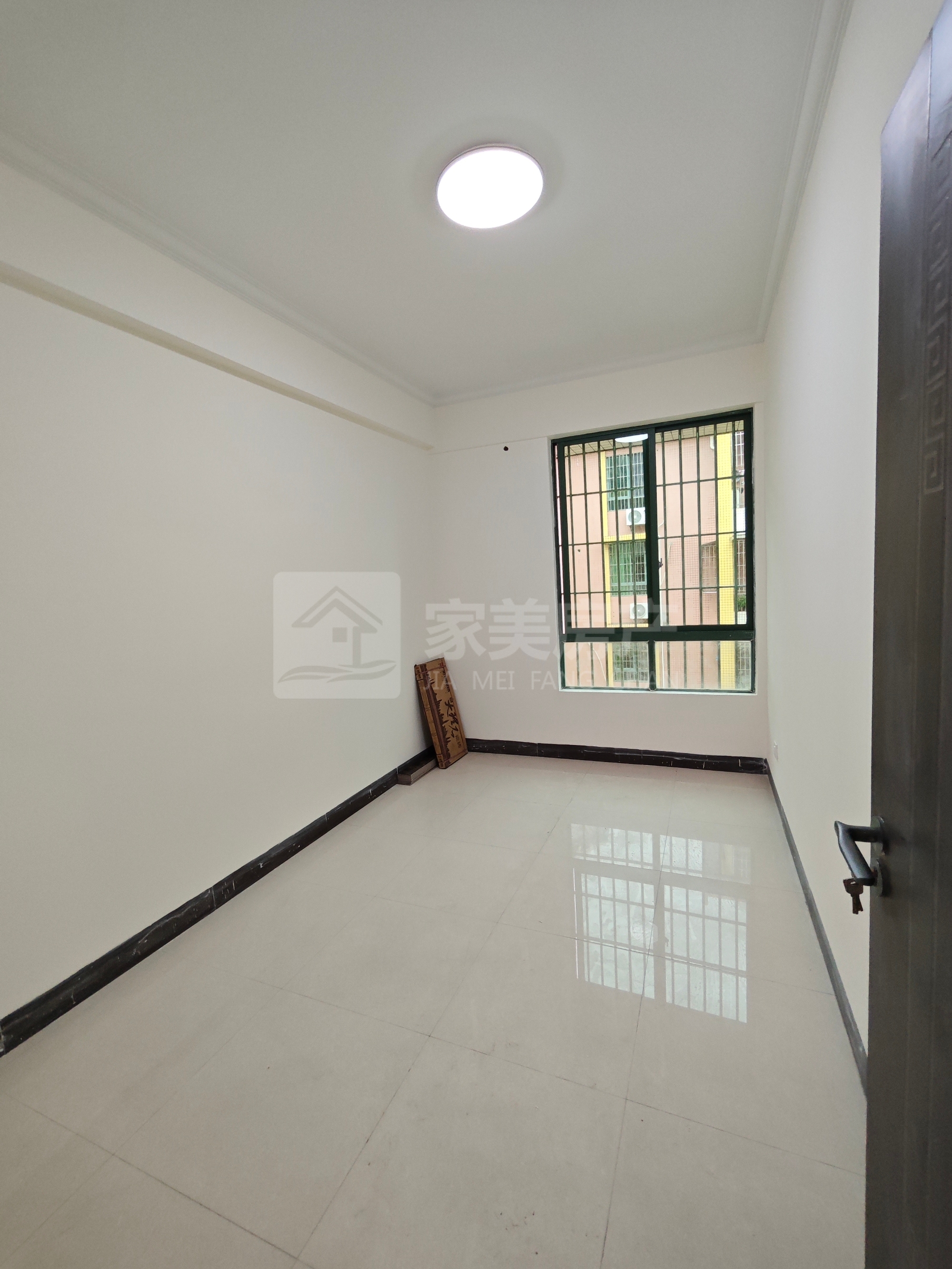 大润发附近沧小学區电梯楼 业主全屋重新装在出售 中高楼层合适价格可谈随时看房