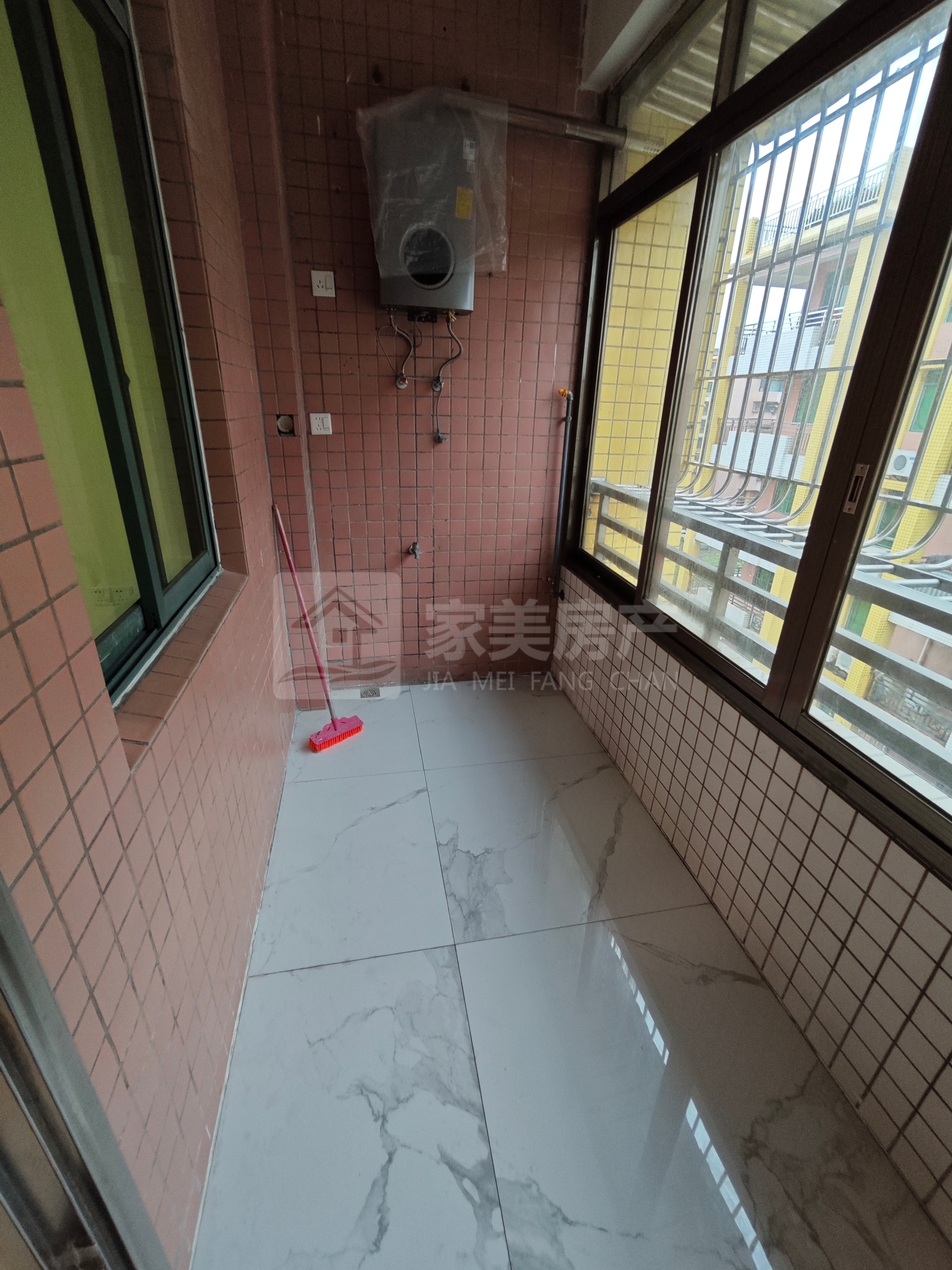 大润发附近沧小学區电梯楼 业主全屋重新装在出售 中高楼层合适价格可谈随时看房