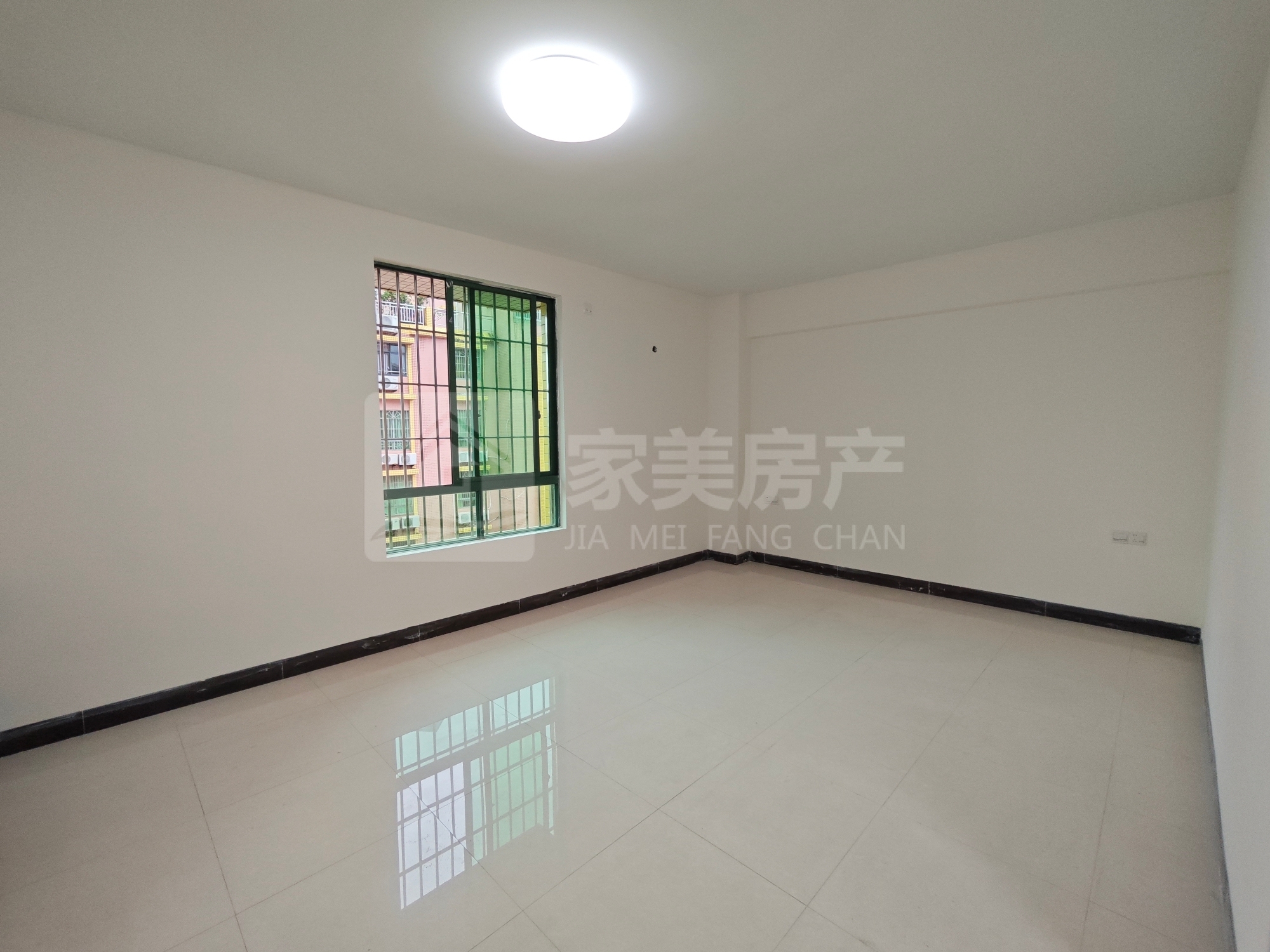 大润发附近沧小学區电梯楼 业主全屋重新装在出售 中高楼层合适价格可谈随时看房