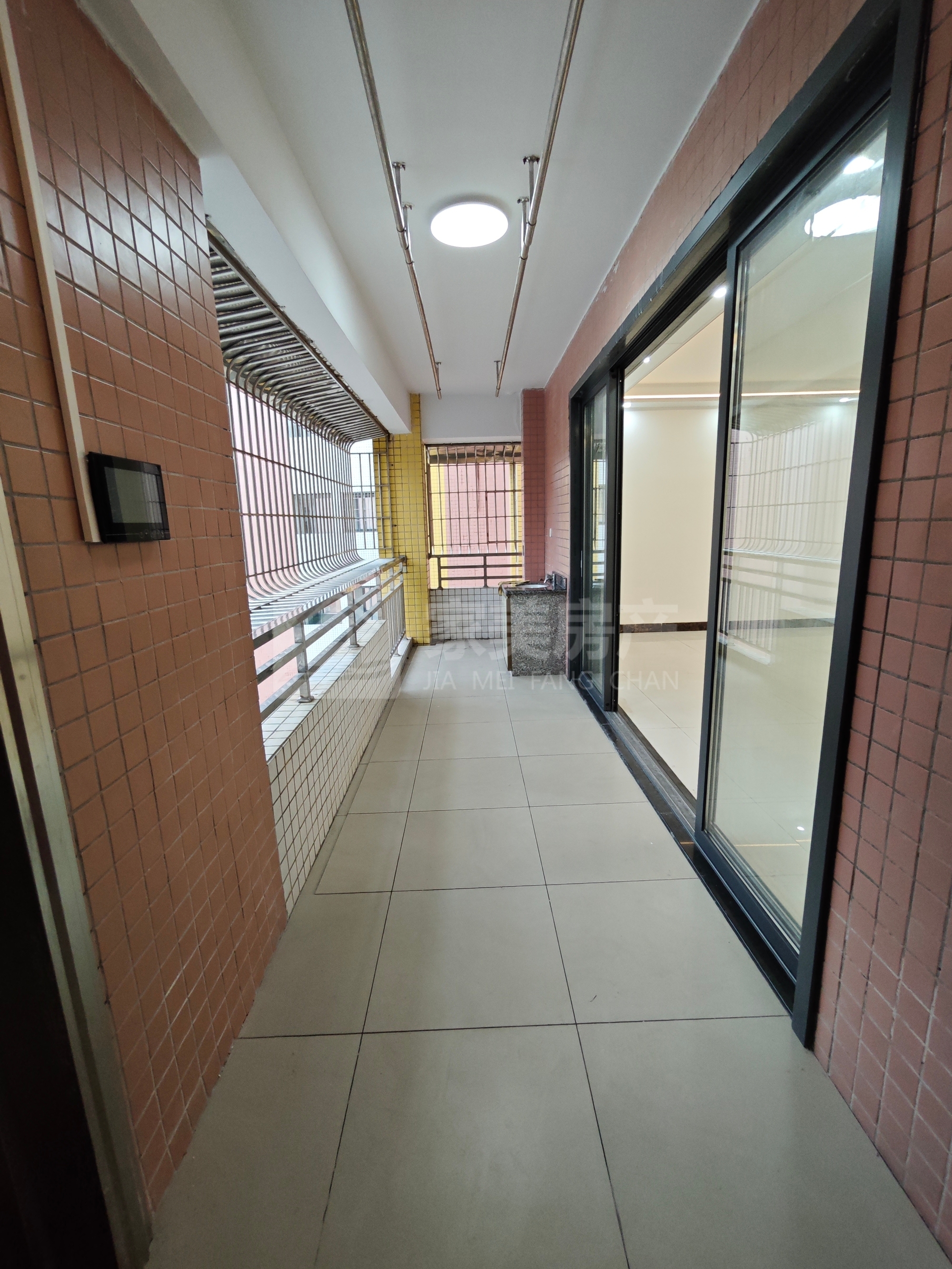 大润发附近沧小学區电梯楼 业主全屋重新装在出售 中高楼层合适价格可谈随时看房