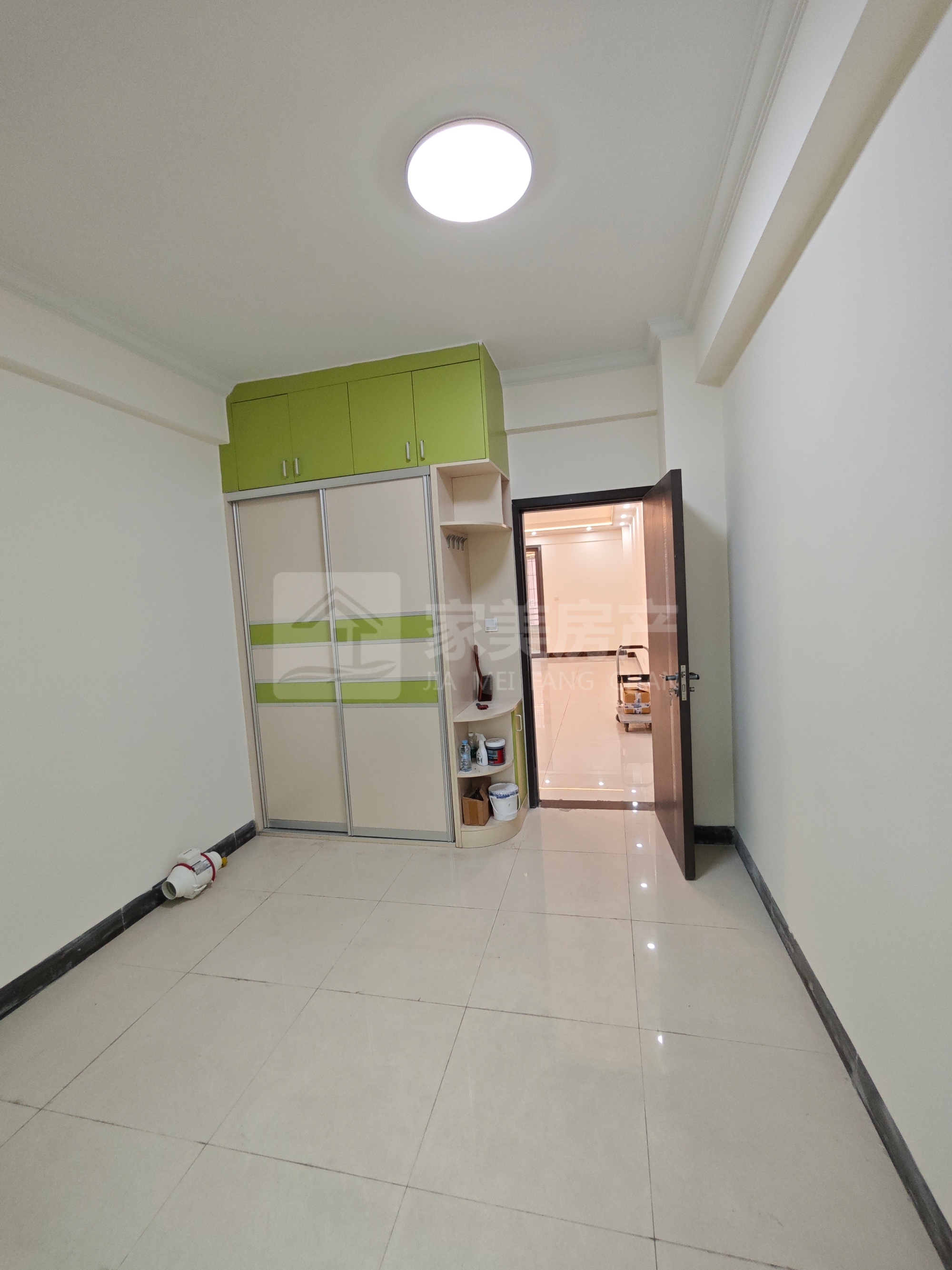 大润发附近沧小学區电梯楼 业主全屋重新装在出售 中高楼层合适价格可谈随时看房