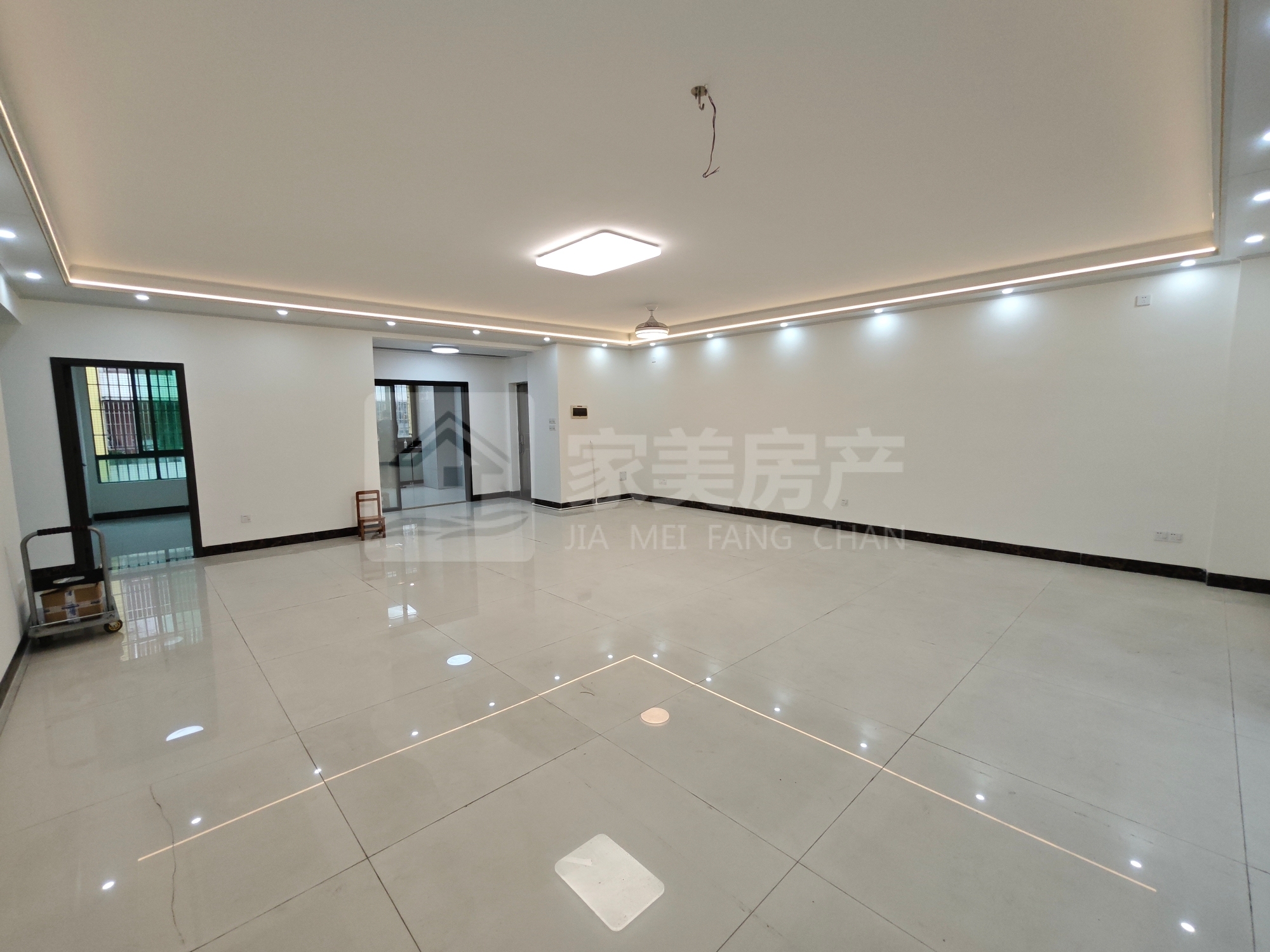 大润发附近沧小学區电梯楼 业主全屋重新装在出售 中高楼层合适价格可谈随时看房