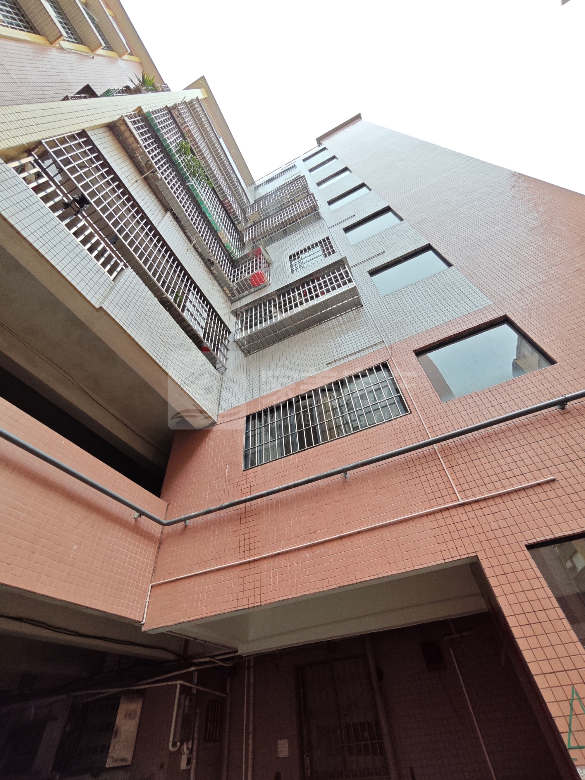 大润发附近沧小学區电梯楼 业主全屋重新装在出售 中高楼层合适价格可谈随时看房