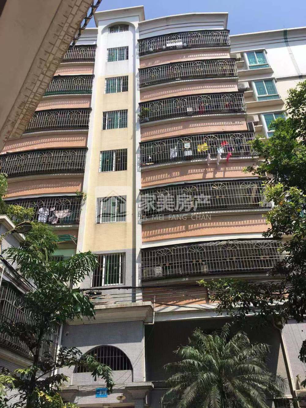 单价2字头城区大润发附近精装大三房