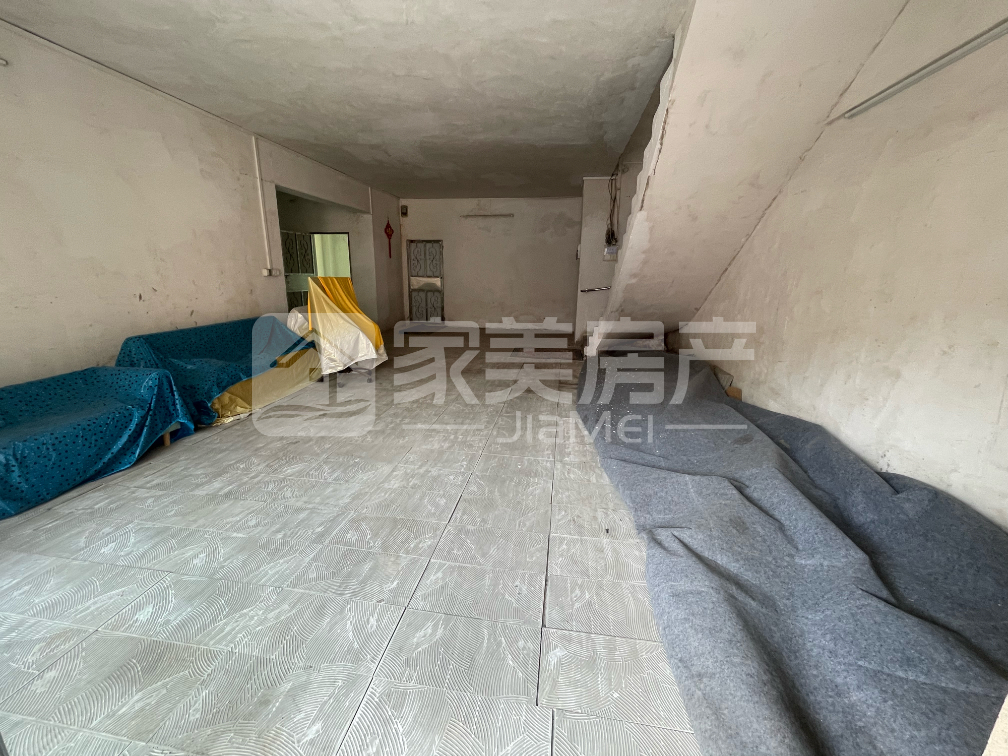 大润发对面 电梯到户房源稀缺大平层 半毛坯状态露台60方 阁楼30方直接装修使用