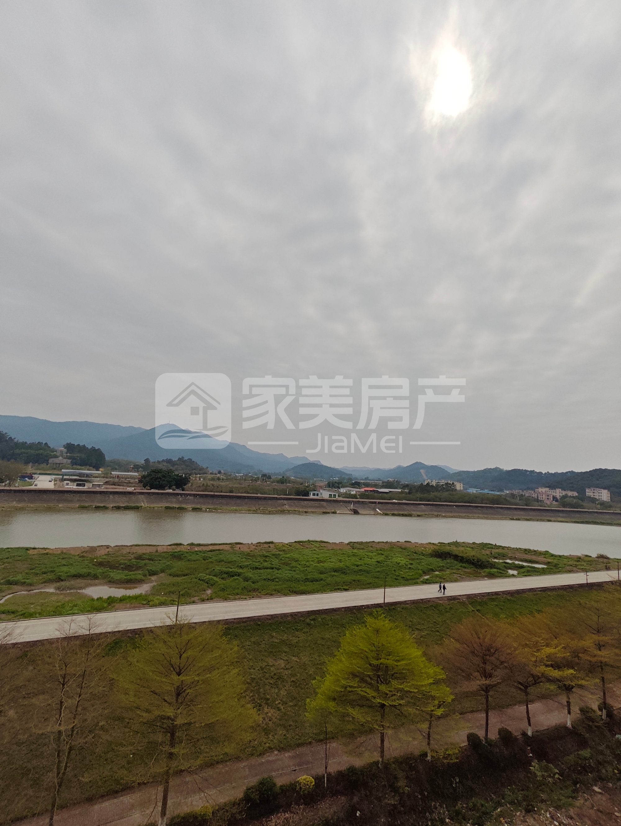 城区精装电梯大楼盘 中间楼层单价5字头全新装修未住过 看沧江河钥匙在手随时看房