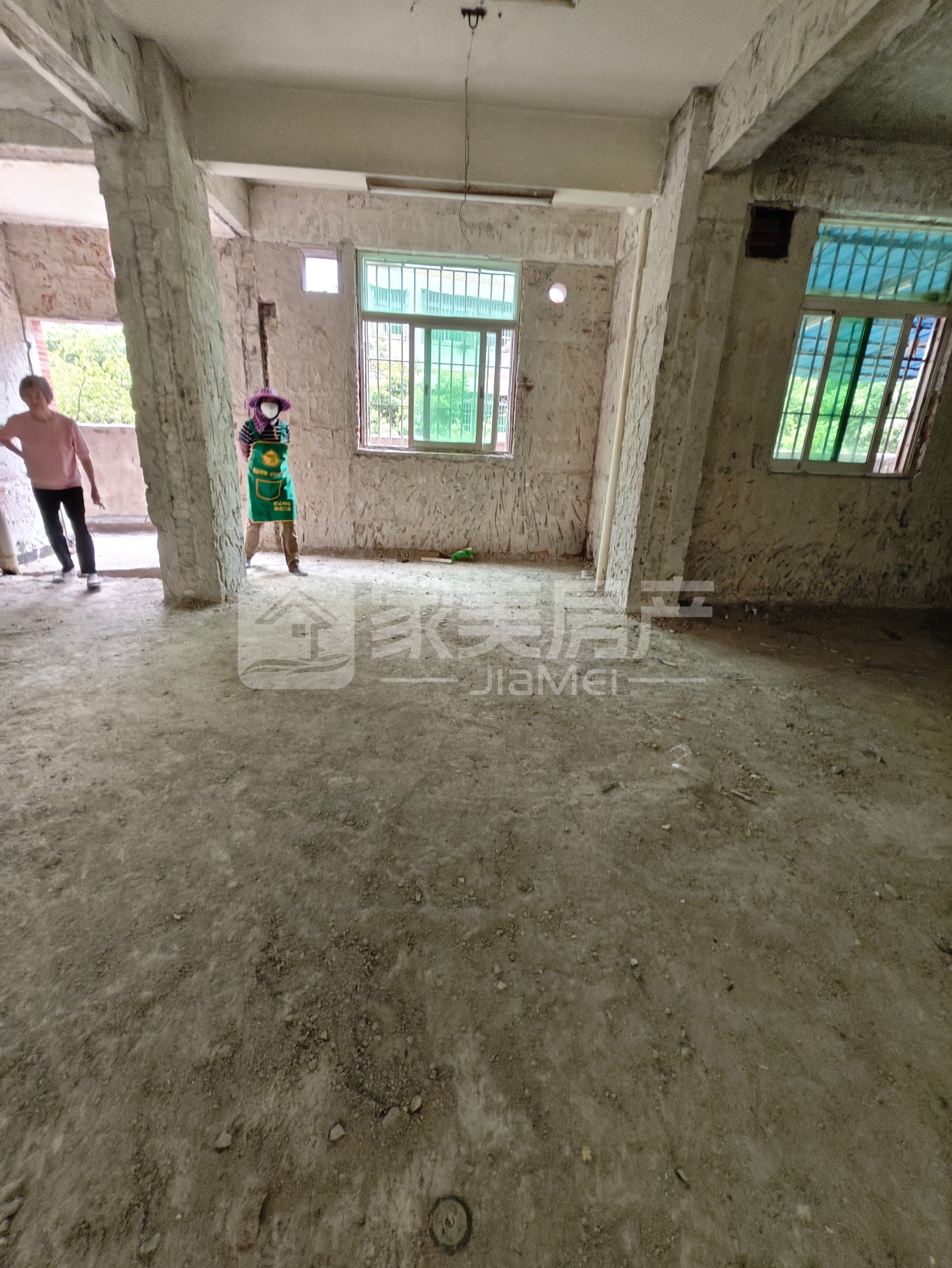 城区中新地段 大润发附近带50方平台 有电梯首付4万月供1千随时看房