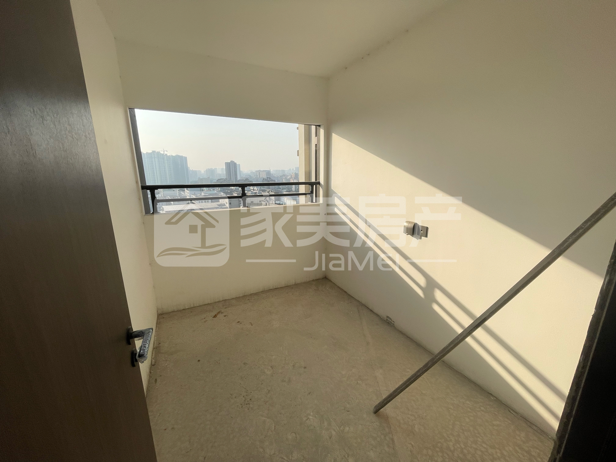亏本出售亏本出售！！中楼层南向看花园 全新装修未住过首付3万上车随时看房