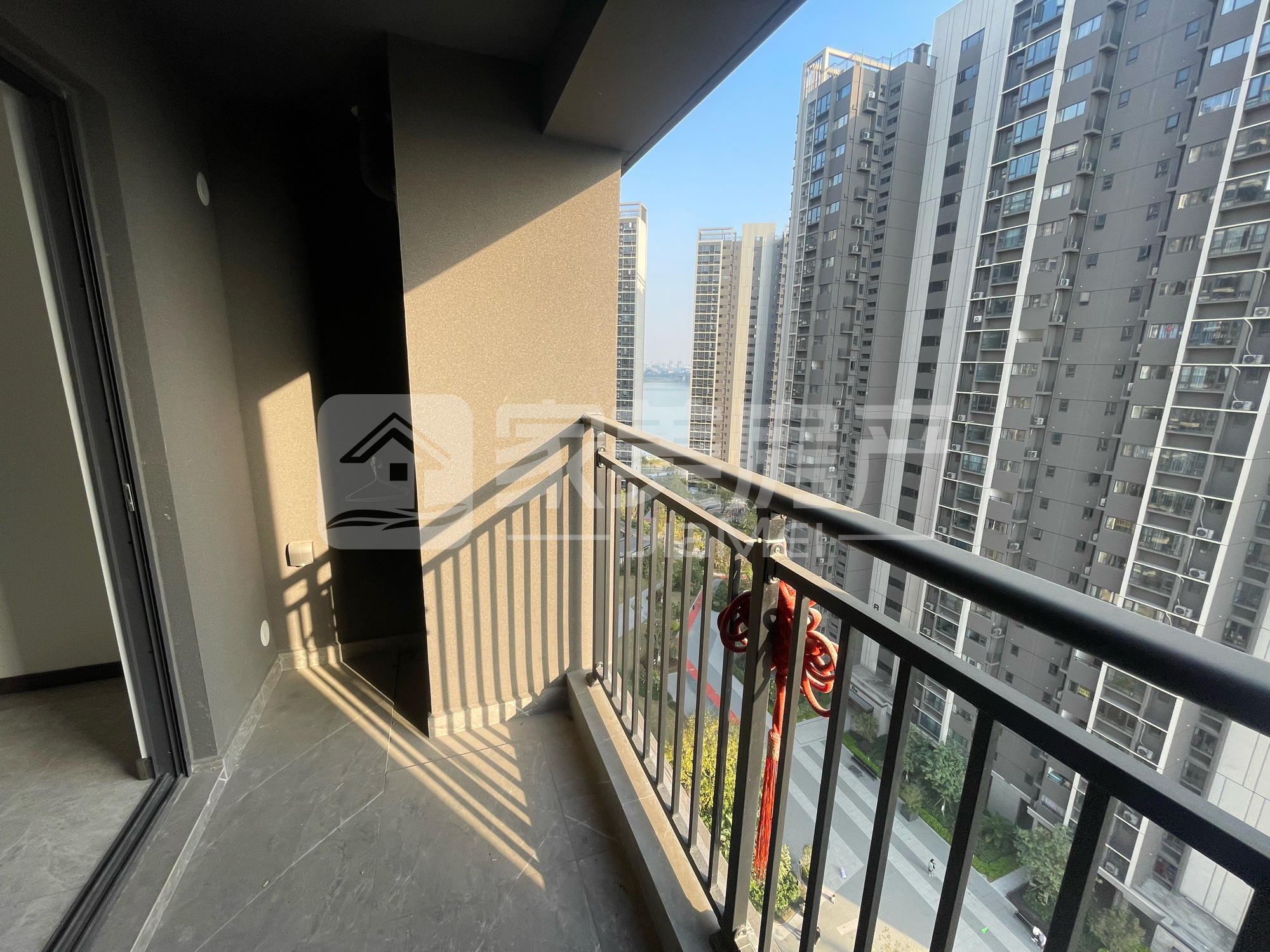 亏本出售亏本出售！！中楼层南向看花园 全新装修未住过首付3万上车随时看房