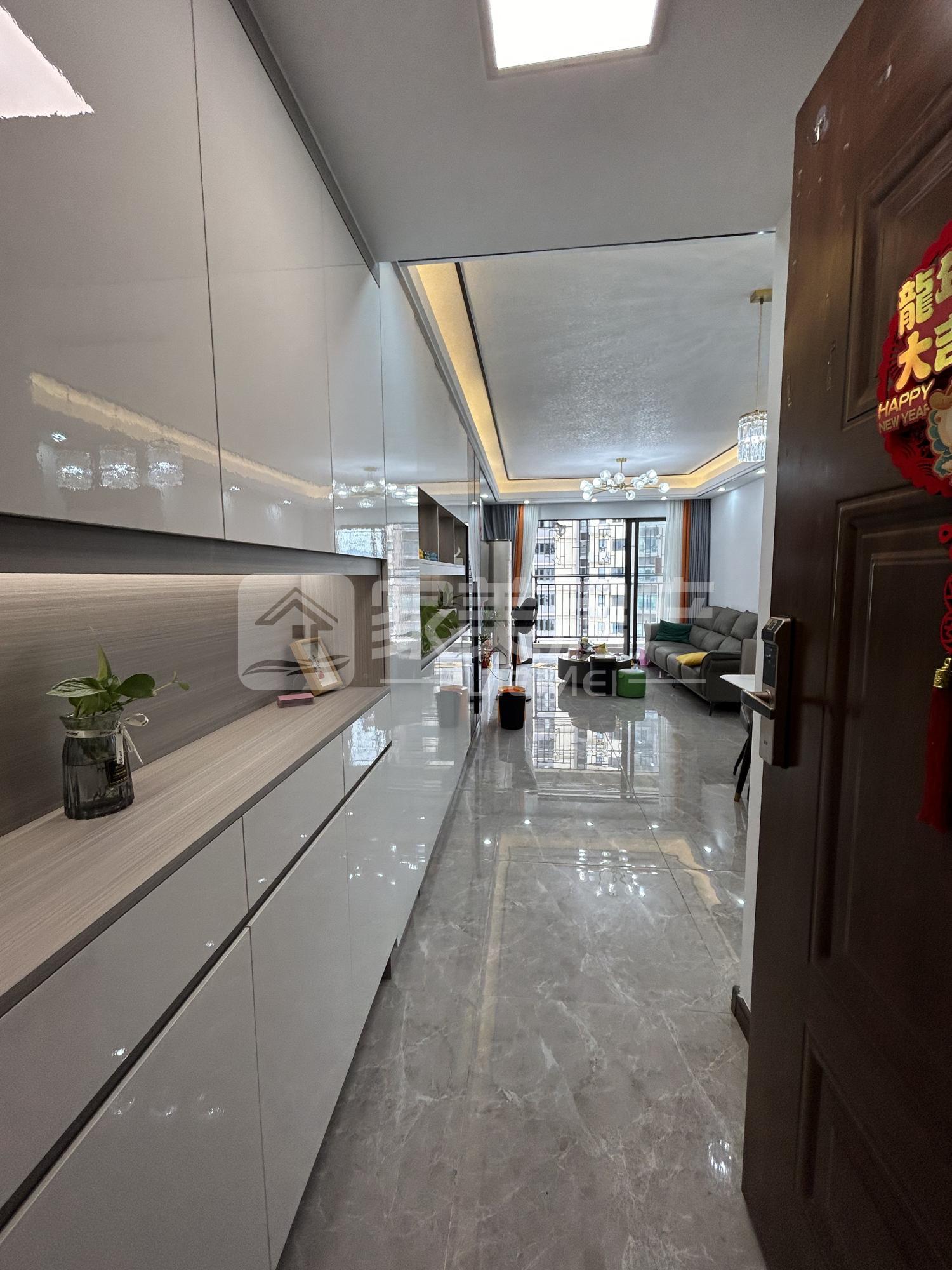 万科楼盘 有全屋定制家居中间楼层 准新楼入住时间一年多点 回老家发展出售随时看房