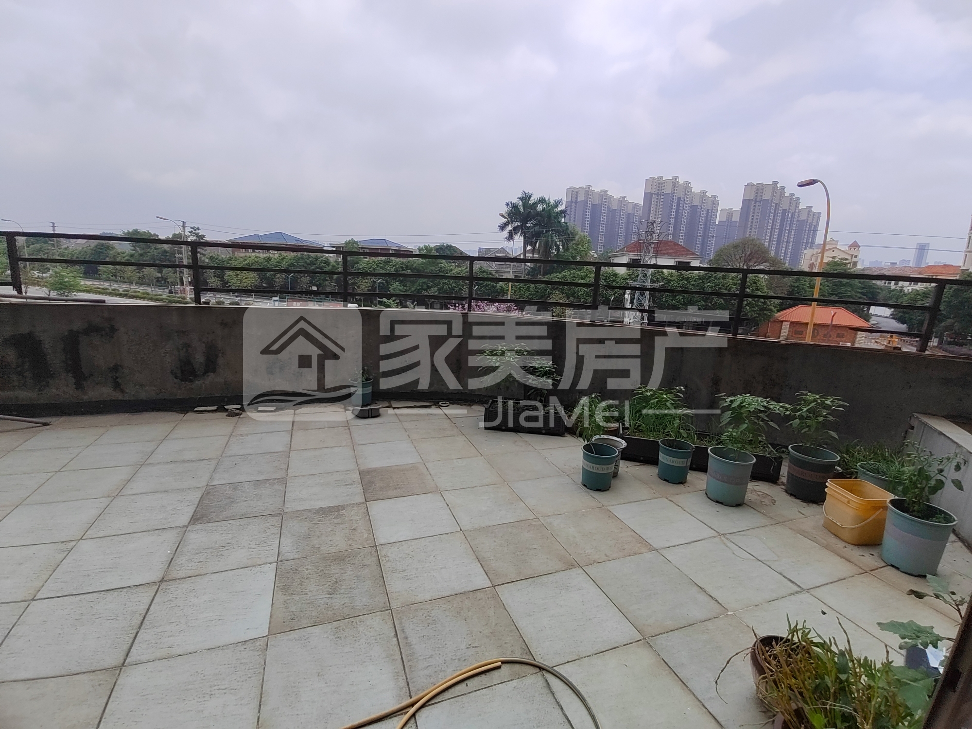 汇源豪庭，带60方平台，步梯低楼层，送家私家电，单价4字头！